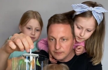 Многодетный папа рассказал о своём опыте выращивания живых бабочек с тремя дочками